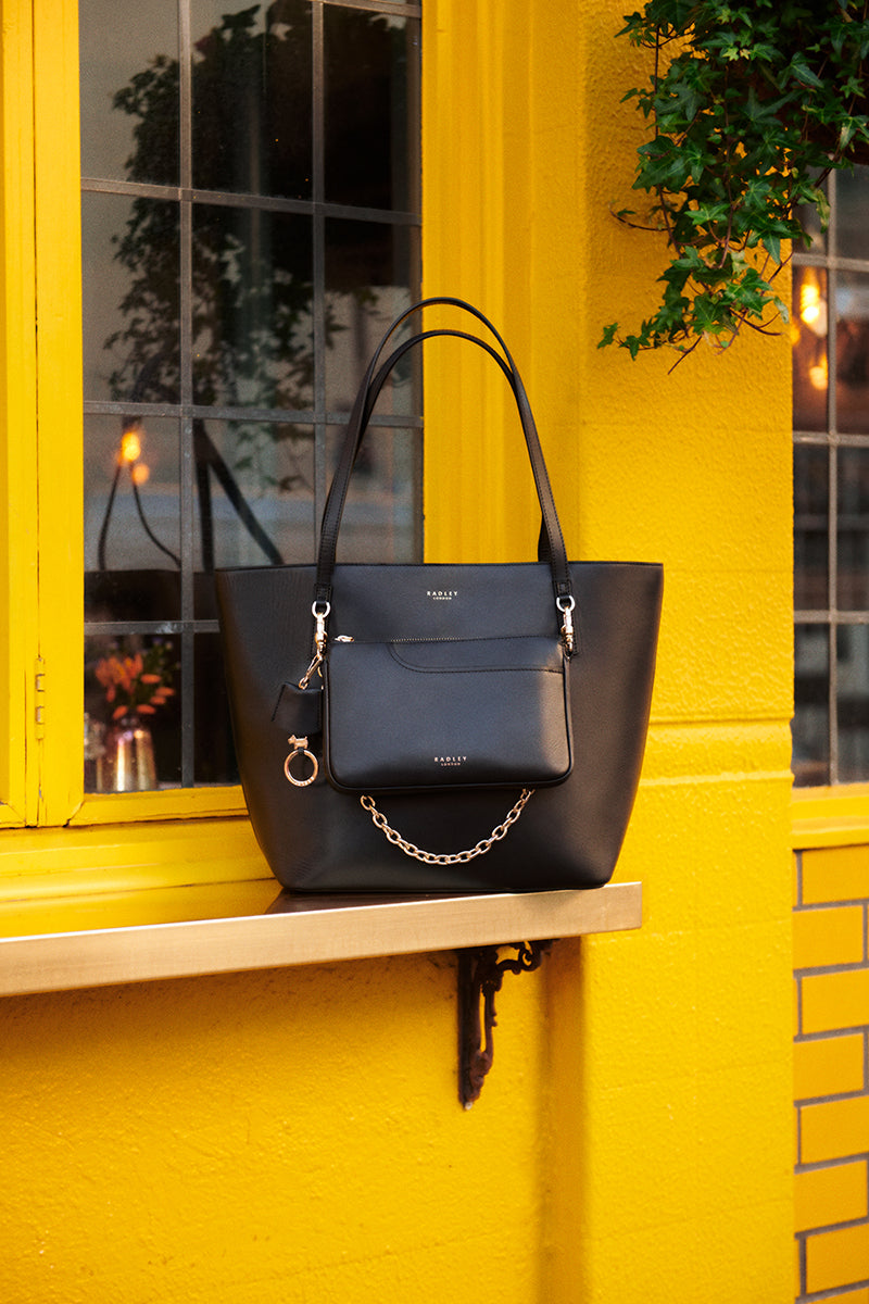 The Most Luxurious Leather Tote Bags in Fashion: How to Wear a Big Tote