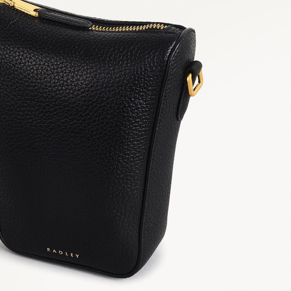 Oak Street Leather Medium Phone Crossbody in Black - 110215