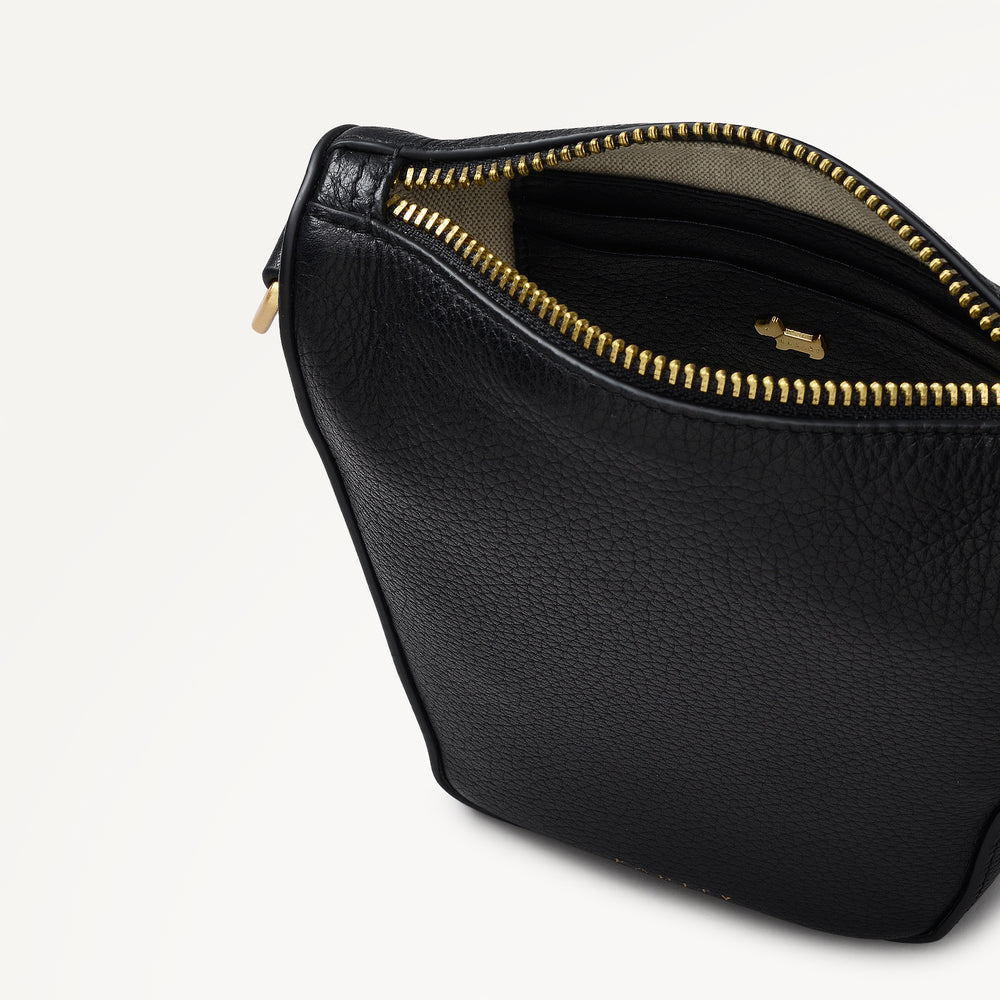 Oak Street Medium Phone Crossbody in Black - 110244