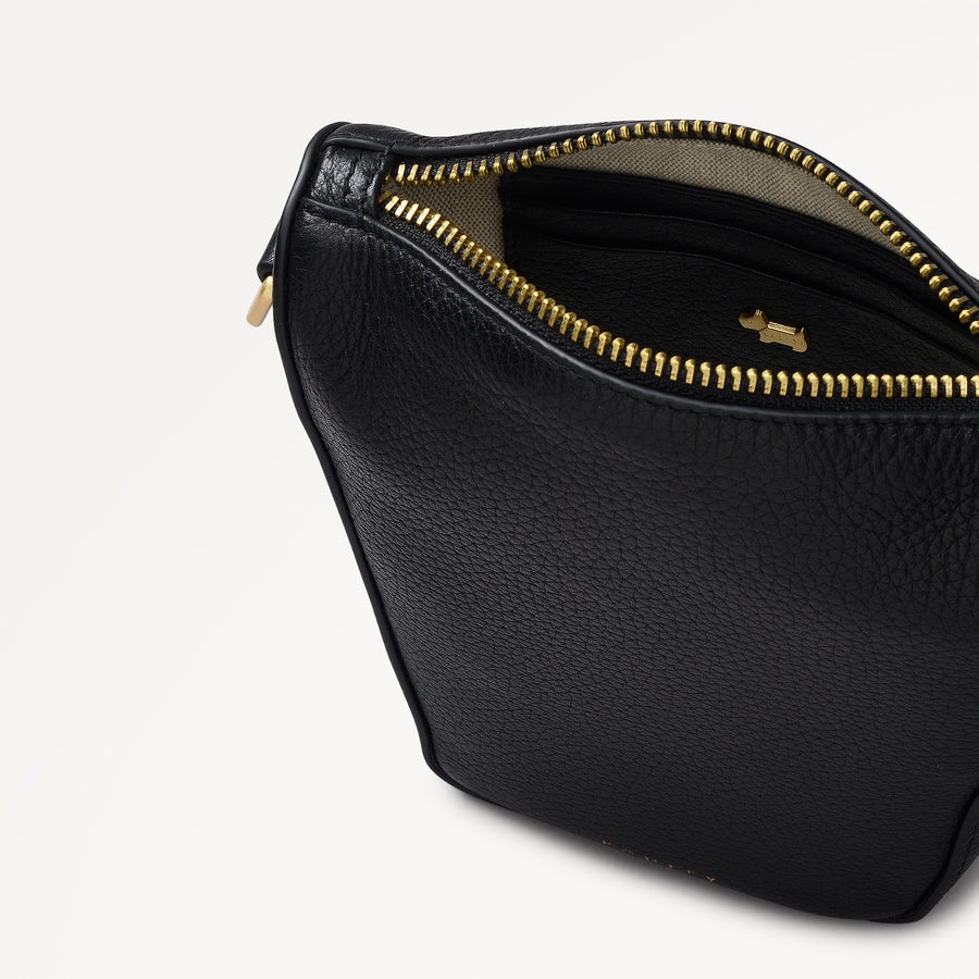 Oak Street Medium Phone Crossbody in Black - 110244