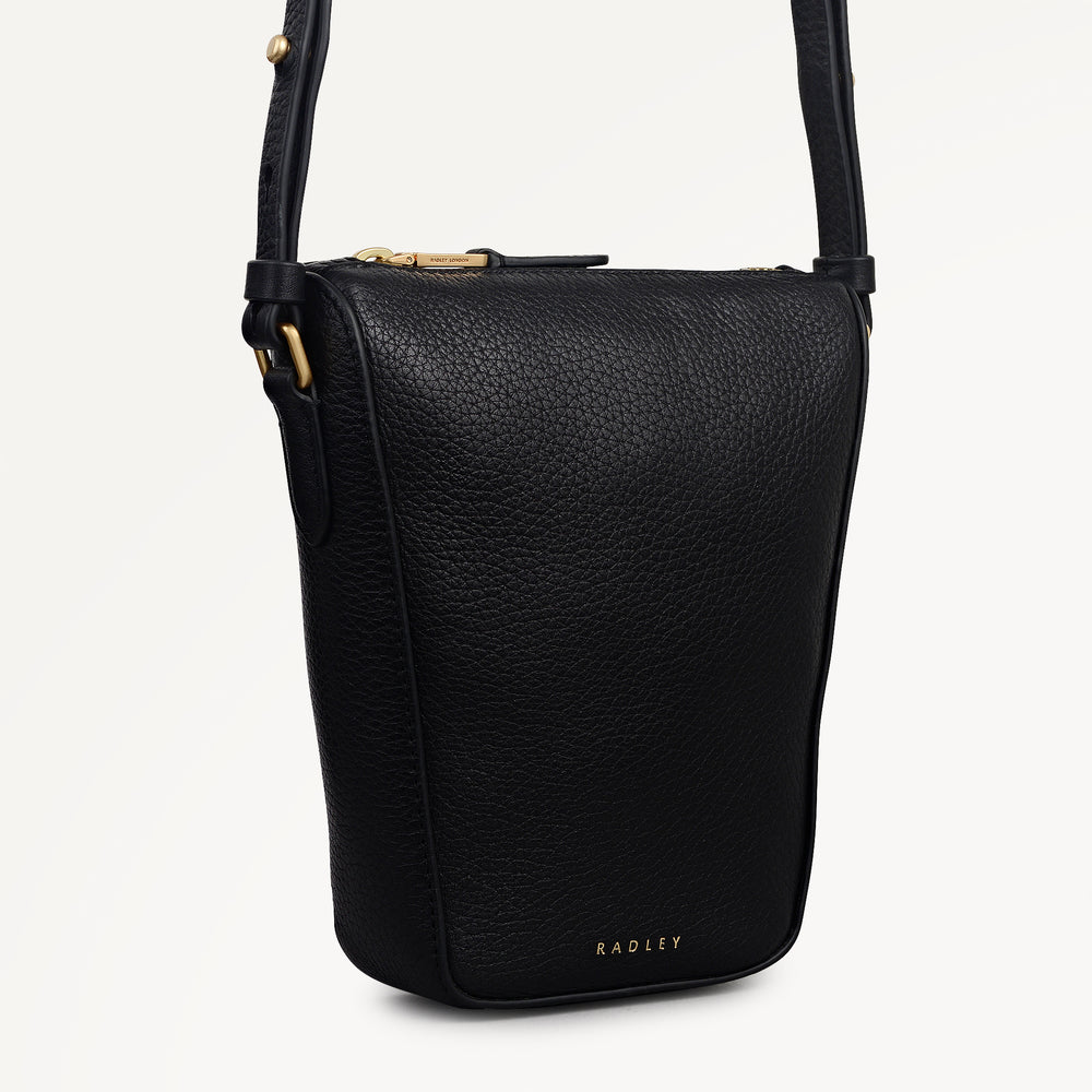 Oak Street Medium Phone Crossbody in Black - 110244