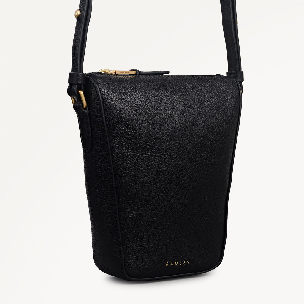 Oak Street Medium Phone Crossbody in Black - 110244