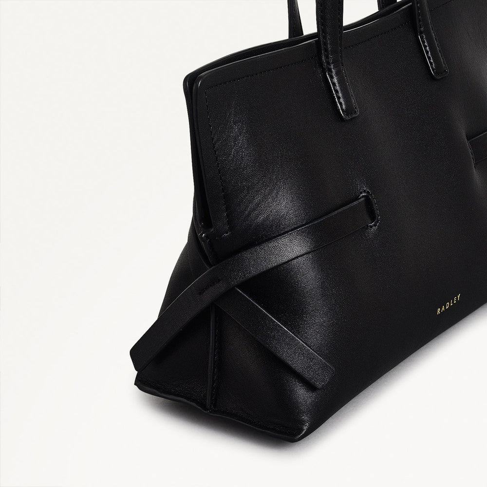 Fleet Street Leather Small Open Top Crossbody Bag in Black - 110306