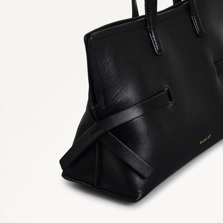 Fleet Street Leather Small Open Top Crossbody Bag in Black - 110306