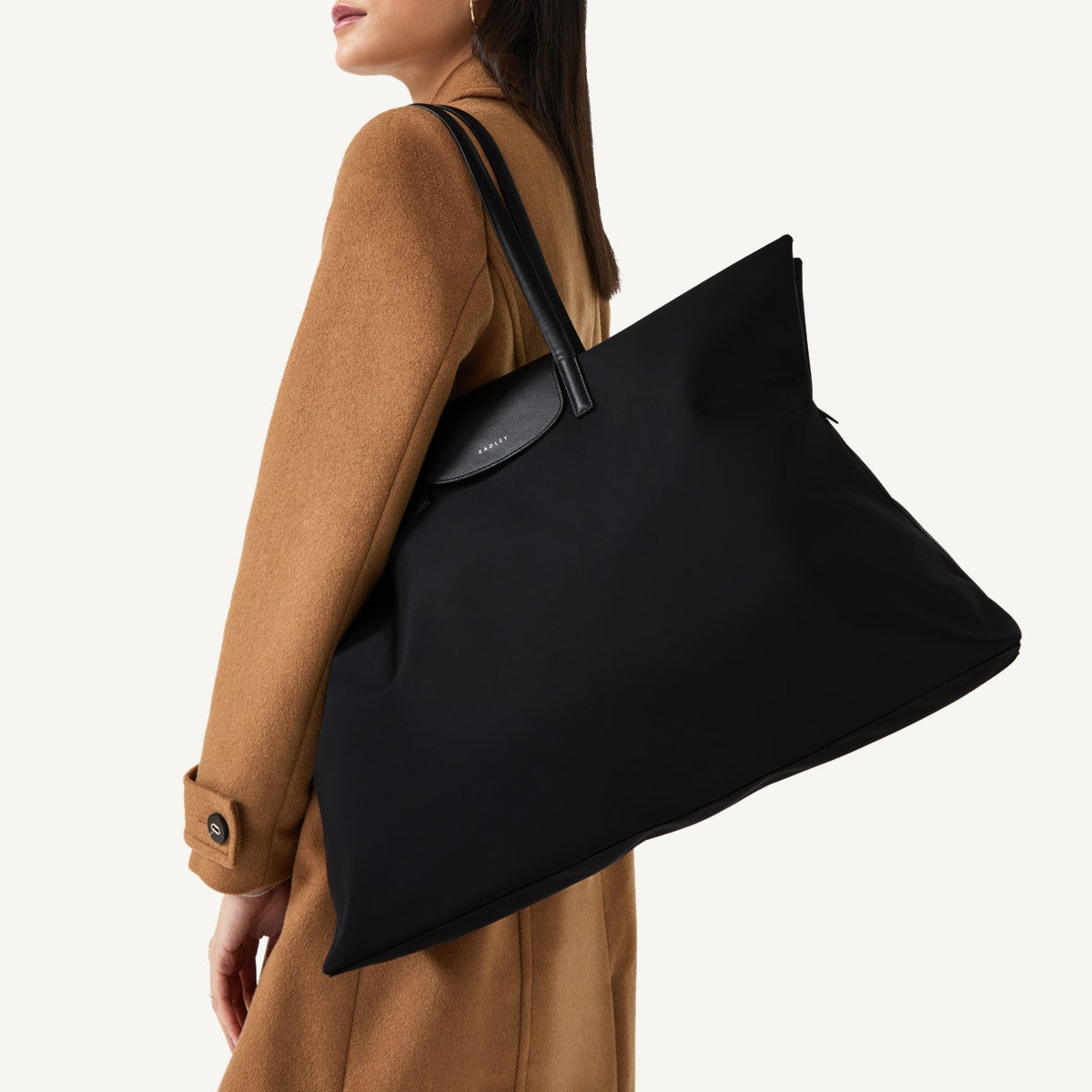 Pocket Essentials Large Ziptop Shoulder Black - 110820