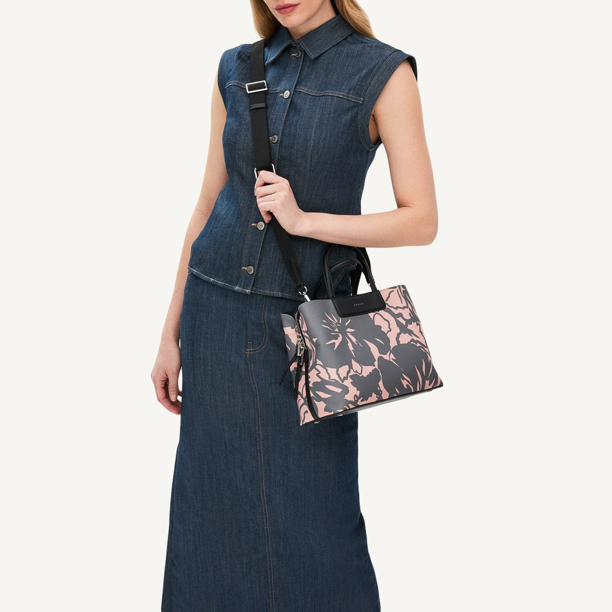 サクラ Responsible Ziptop Floral Grab Bag Black | Southwell Gardens SS25