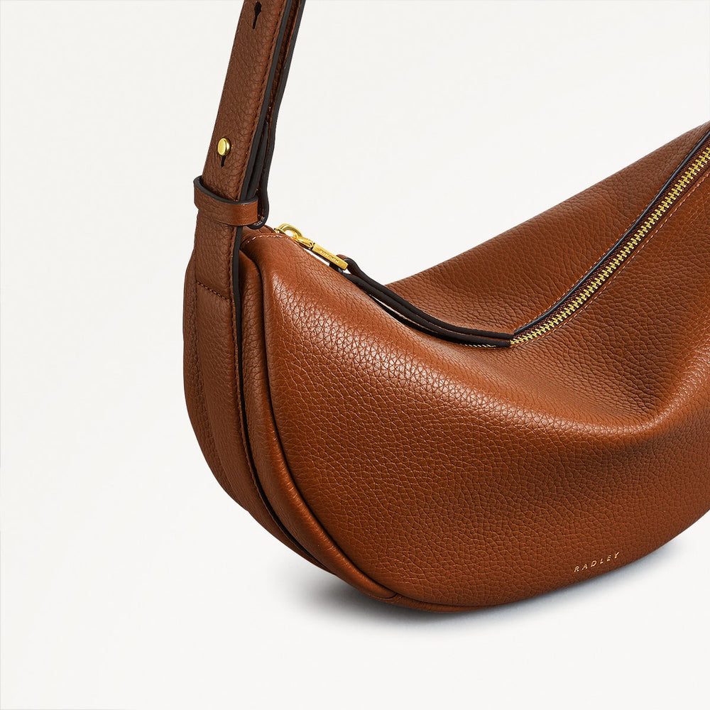 Dukes Place Leather Medium Ziptop Sling Bag in Saddle - 111389