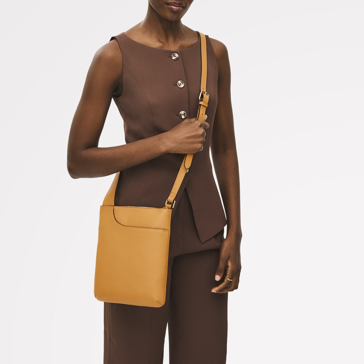 Pockets Leather Medium Ziptop Cross Body Bag in Pecan - 111431