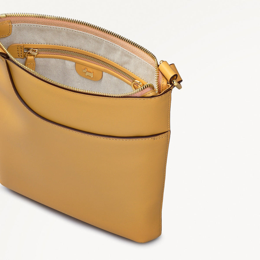 Pockets Leather Medium Ziptop Cross Body Bag in Pecan - 111431