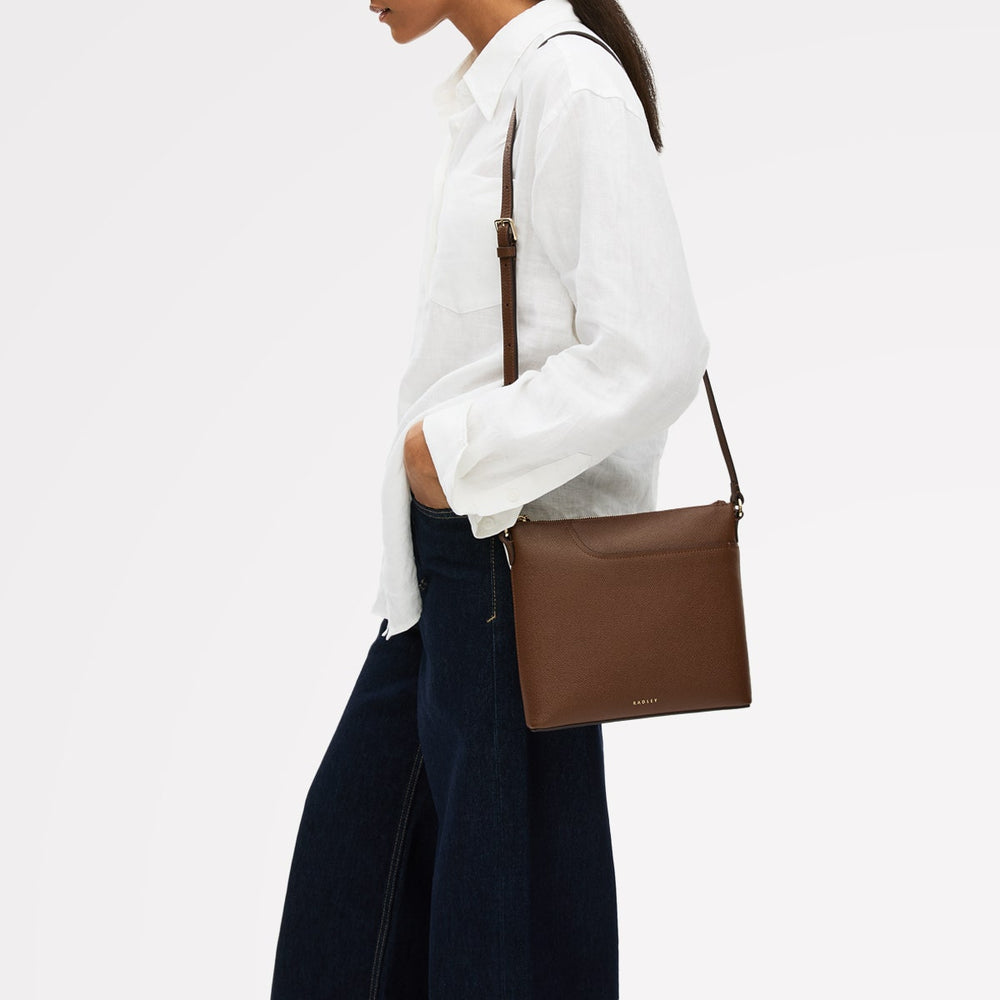 Pockets Leather Small Ziptop ns Cross Body Bag in Chocolate - 112142