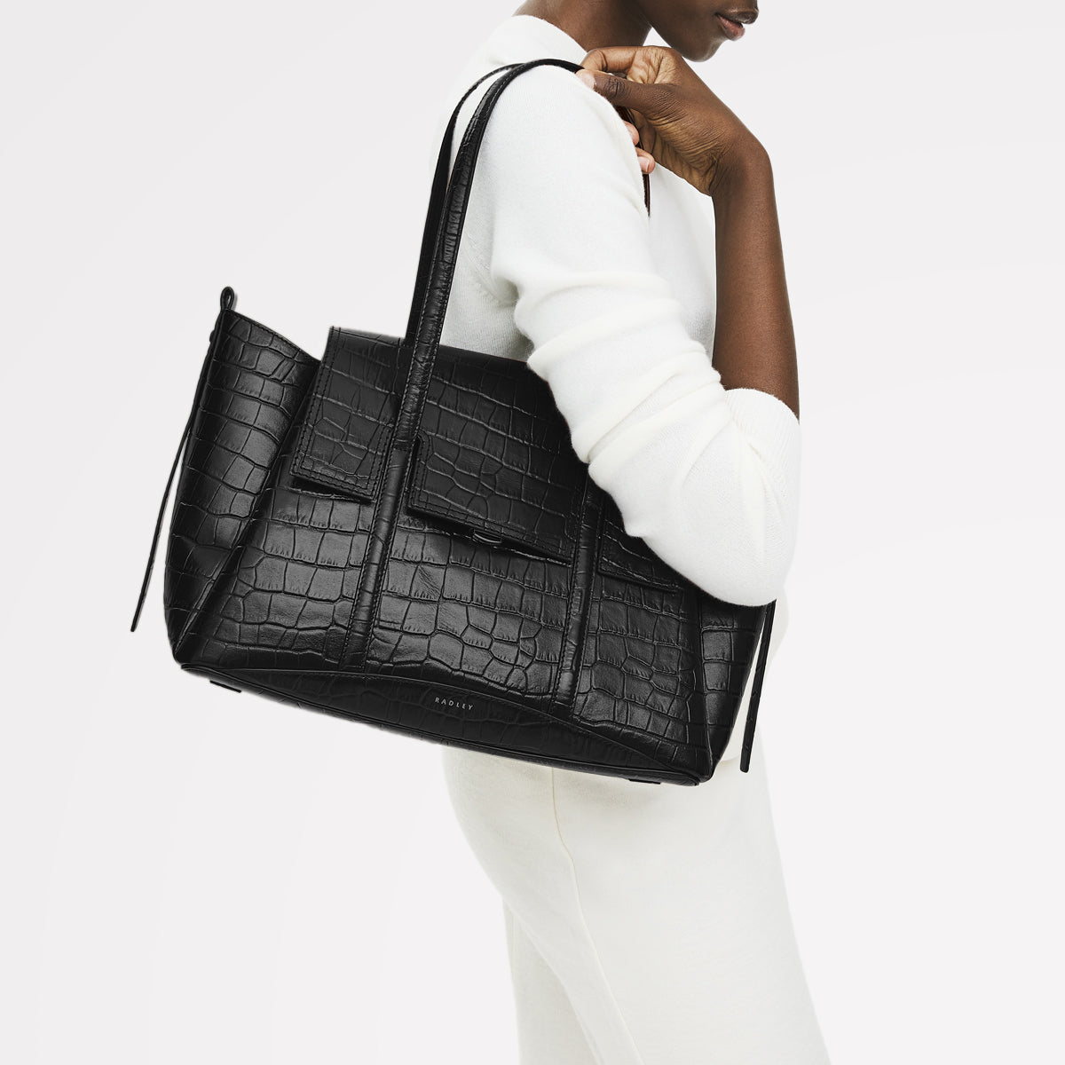 The Chancery Leather Medium Flapover Shoulder Bag in Black - 112256