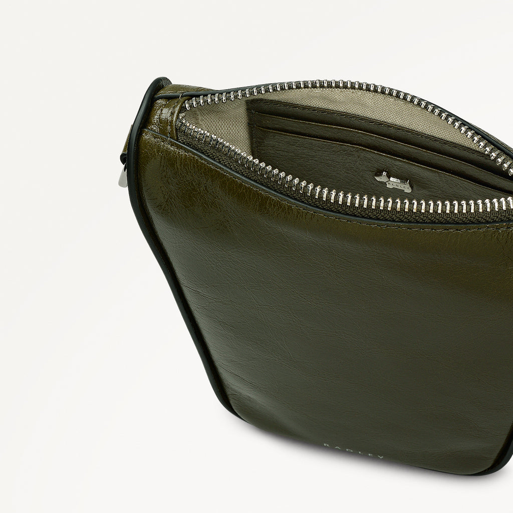 Oak Street Leather Medium Phone Cross Body Bag in Pine Needle - 112293