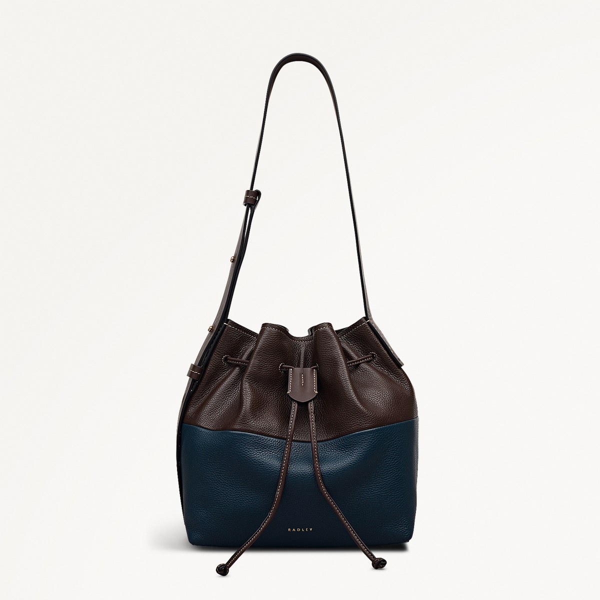 LOVE&ABYSS ギラングレイル　ホールニューワールド Dark Oak Medium Drawstring Shoulder | York Mews AW25 | Radley London