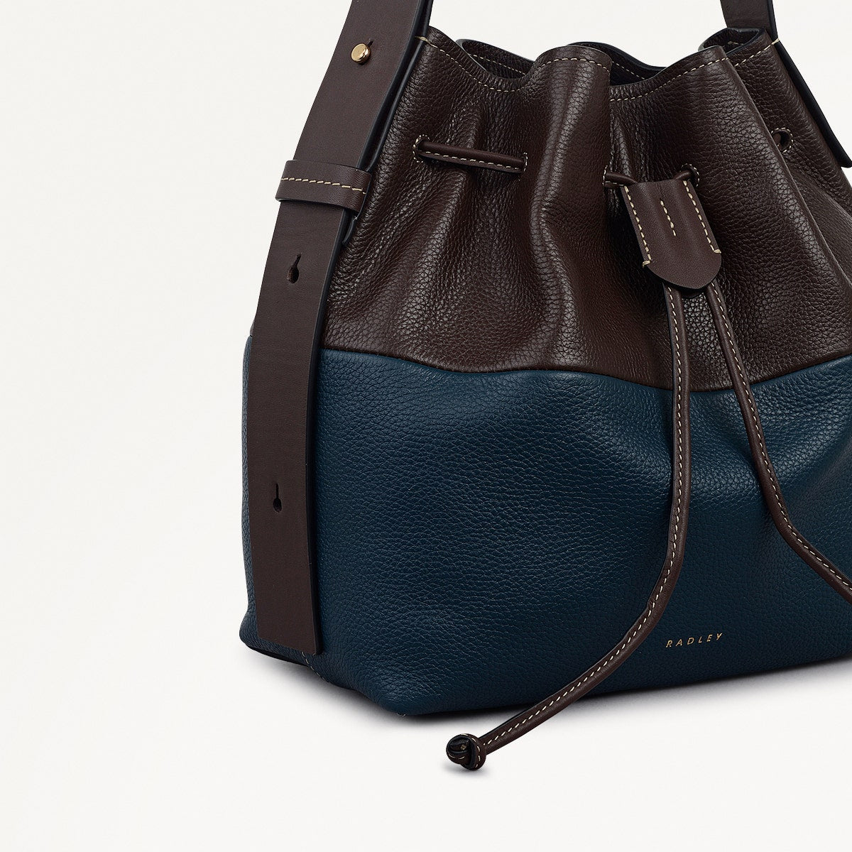 Dark Oak Medium Drawstring Shoulder | York Mews AW25 | Radley London