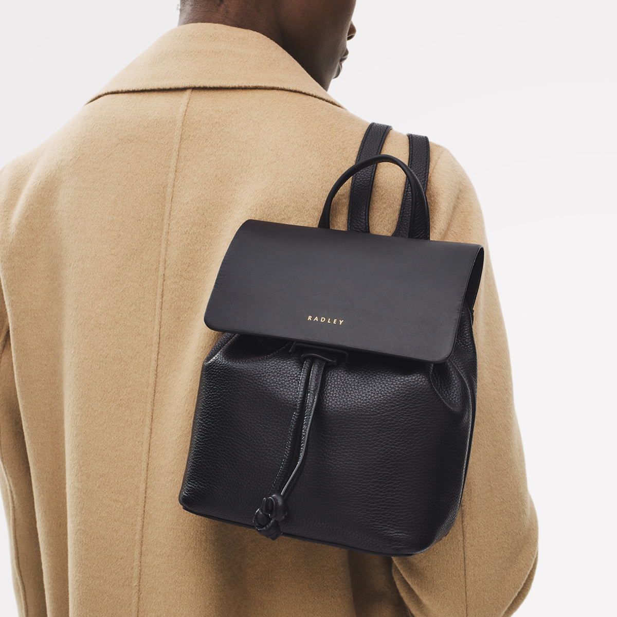akレターパックプラス39 Black Small Flapover Backpack | York Mews AW25 | Radley London