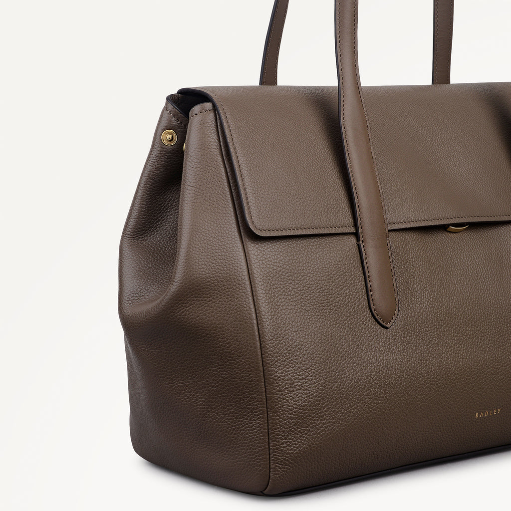 Knightsbridge Court Leather Large Flapover Shoulder Bag in Coffee - 112604