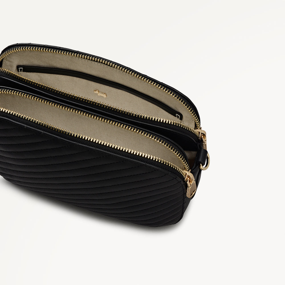 Dukes Place - Diagonal Quilt Medium Ziptop Cross Body Black - 113061