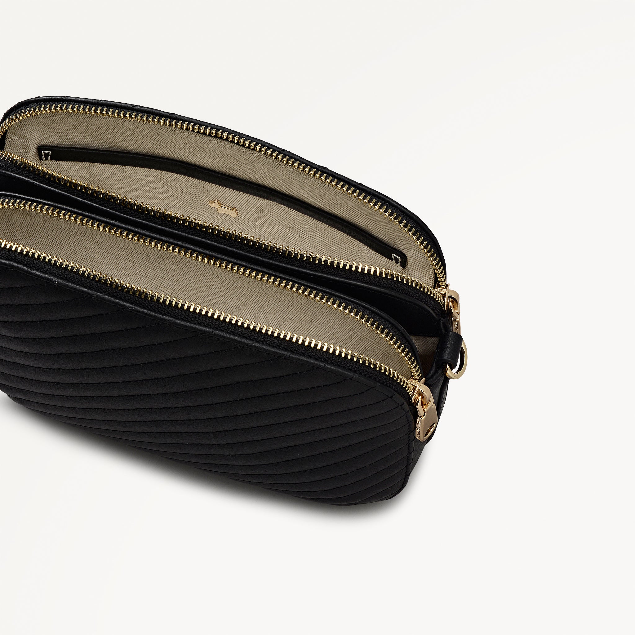 Dukes Place - Diagonal Quilt Medium Ziptop Cross Body Black - 113061