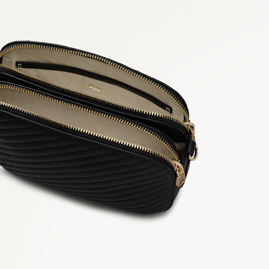 Dukes Place - Diagonal Quilt Medium Ziptop Cross Body Black - 113061