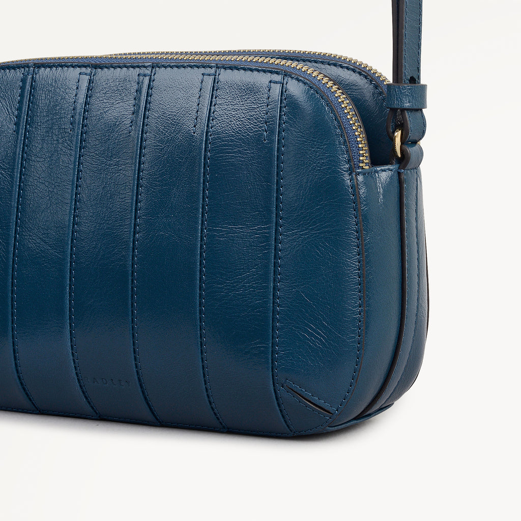 Dukes Place - Stripe Medium Ziptop Cross Body Utility - 113107