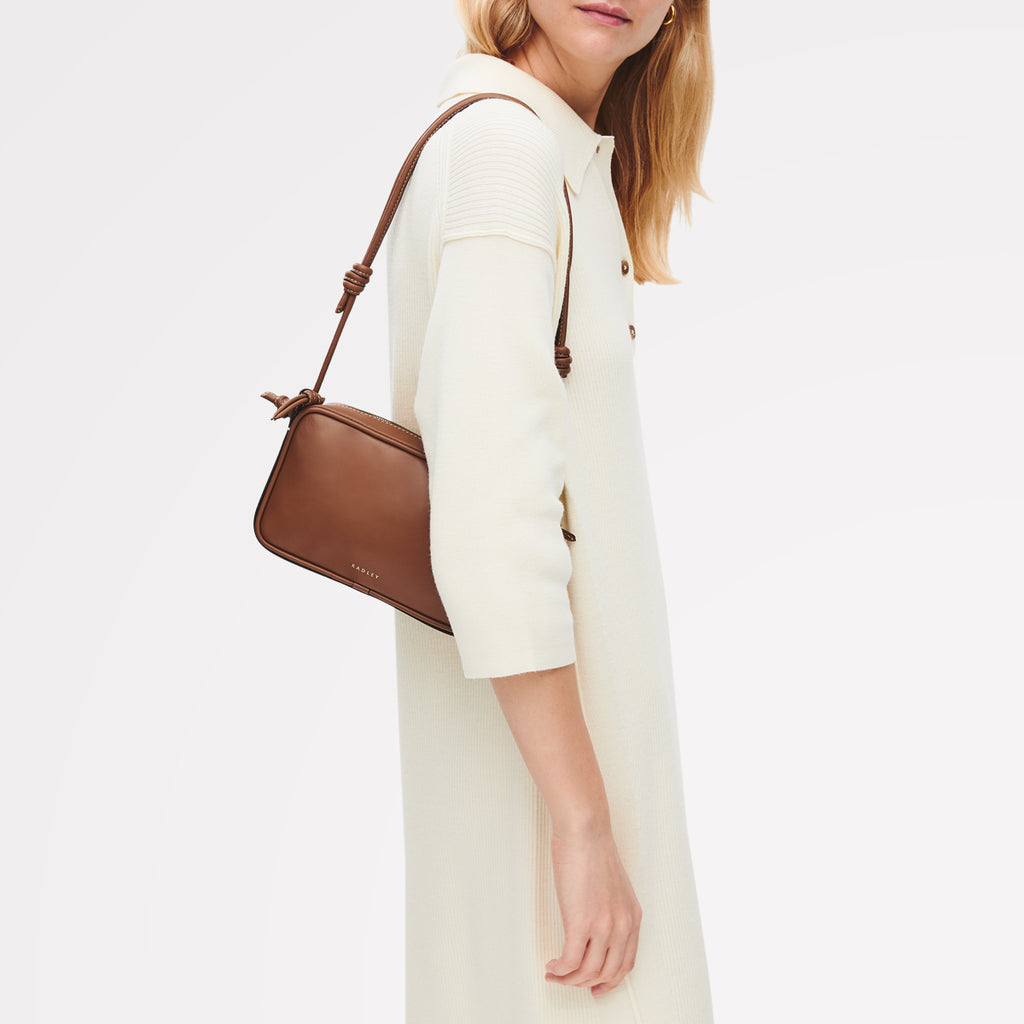 The Camden Small Ziptop Shoulder Cognac - 113560