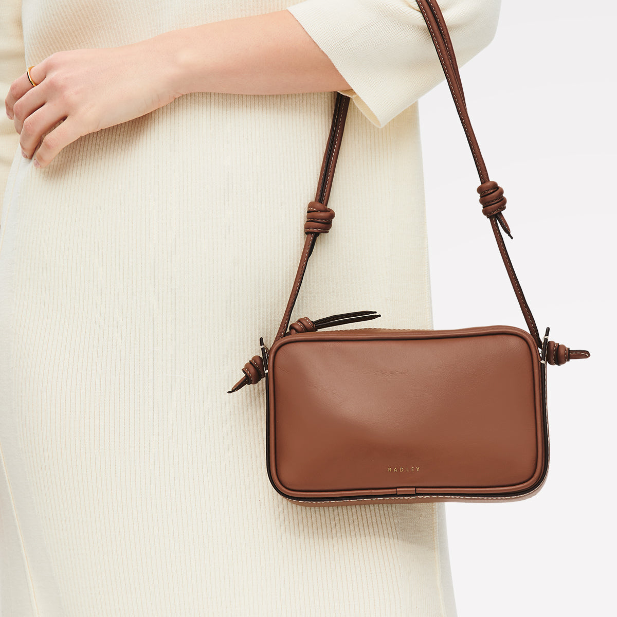 The Camden Small Ziptop Shoulder Cognac - 113560