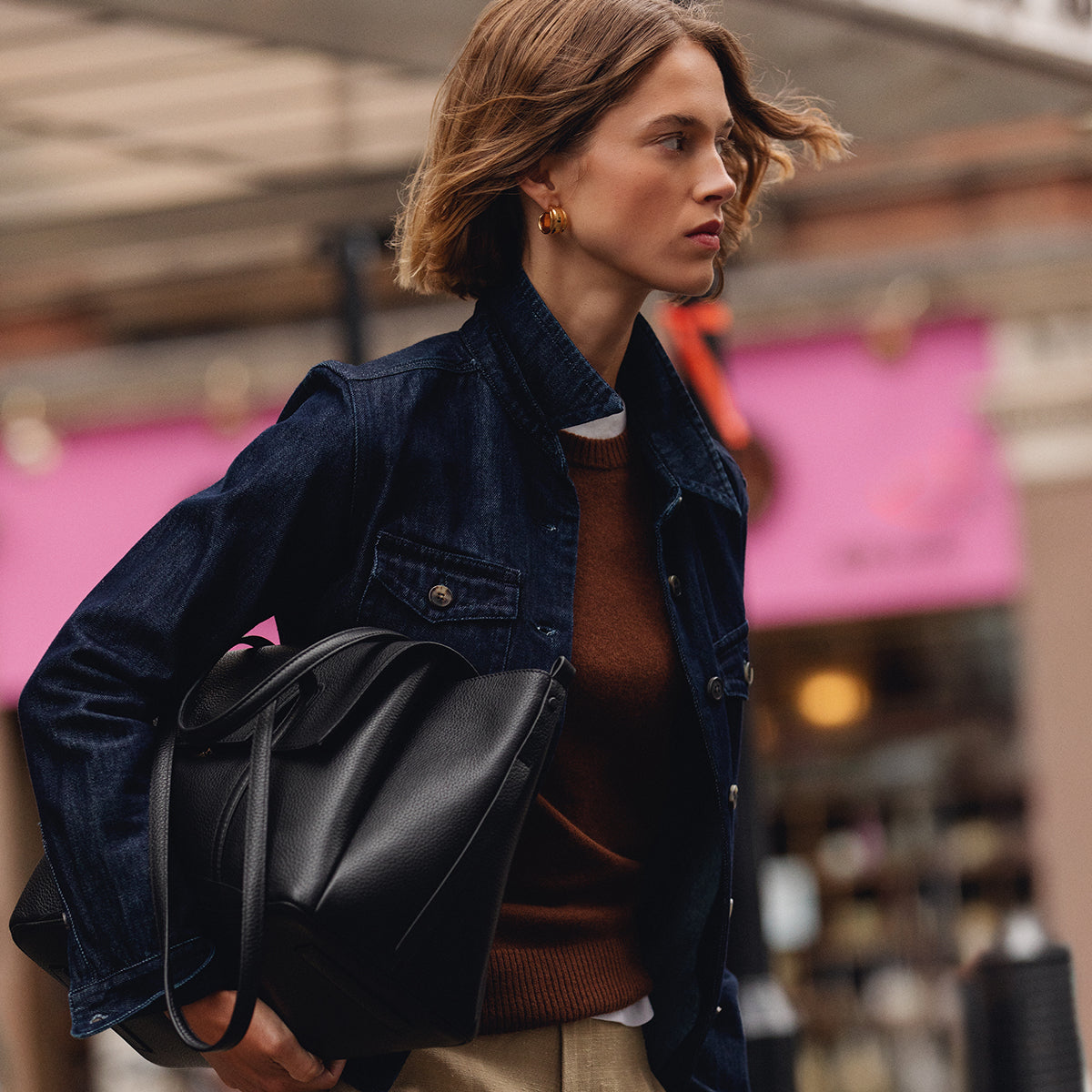 The Chancery Leather Large Flapover Shoulder Bag in Black - H2165001