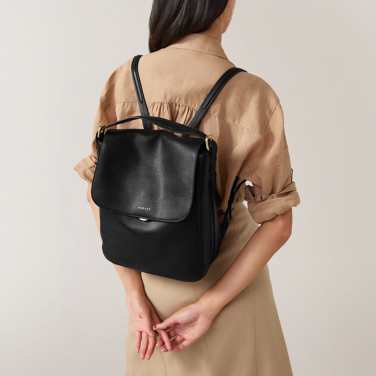Grafton Street Leather Medium Flapover Backpack in Black - H2001001