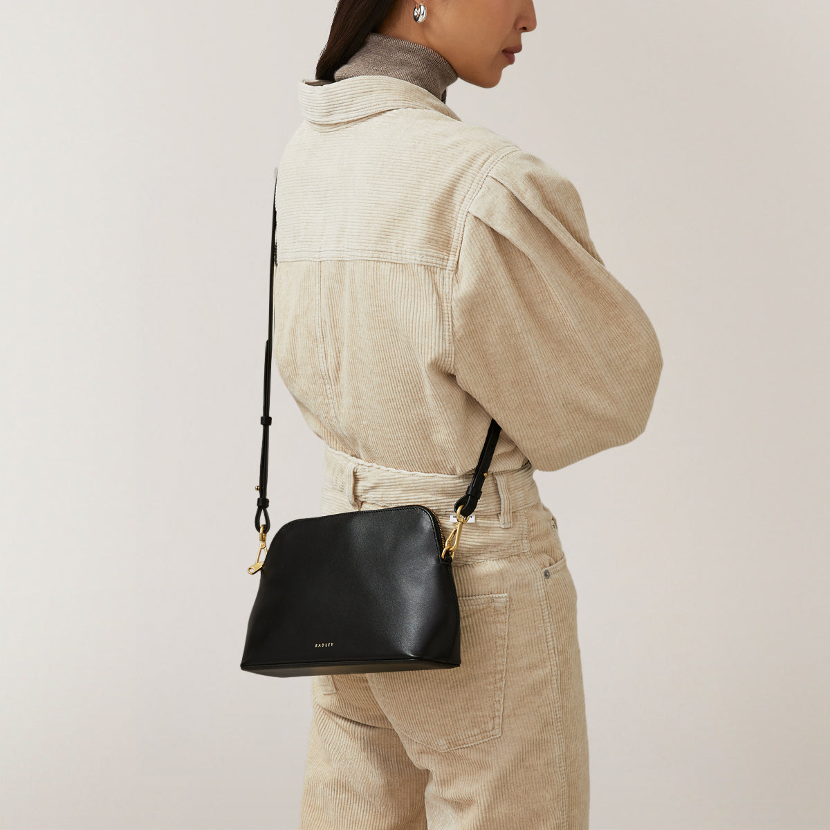Liverpool Street Leather Medium Ziptop Crossbody Bag in Black - H2167001