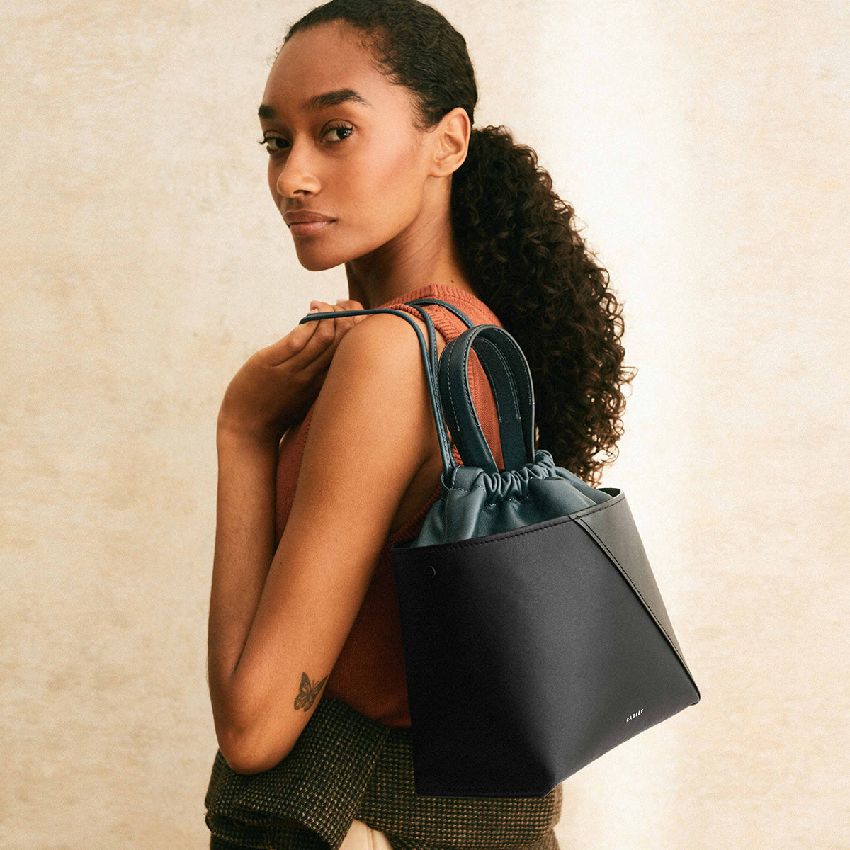 The Portobello Leather Small Drawstring Grab Bag in Black - 112192