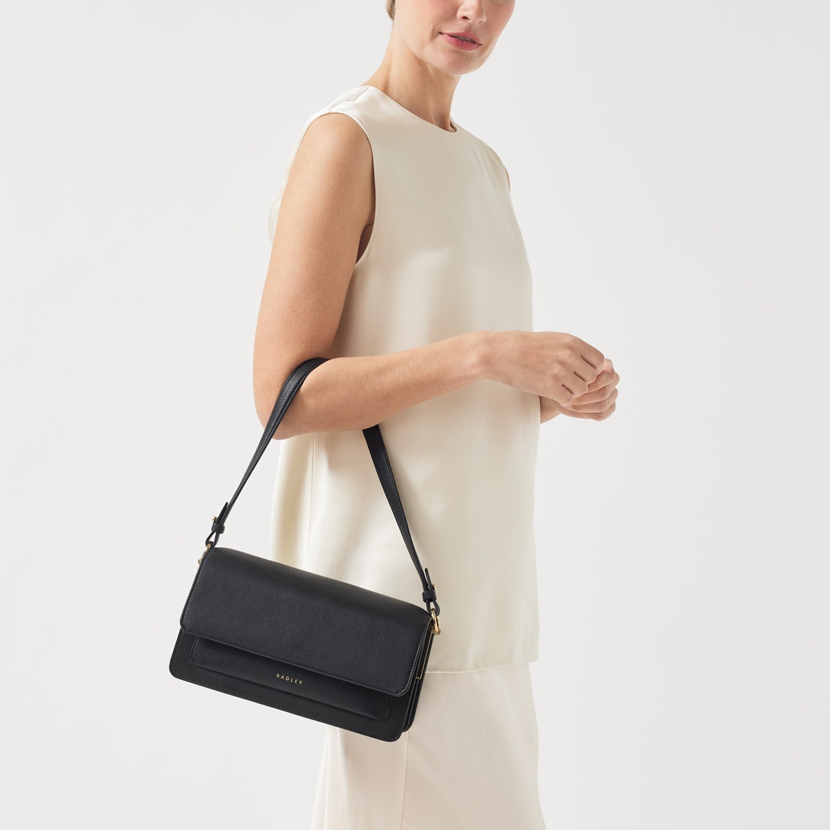 Leather Lane Leather Medium Flapover Shoulder Bag in Black - H1235001