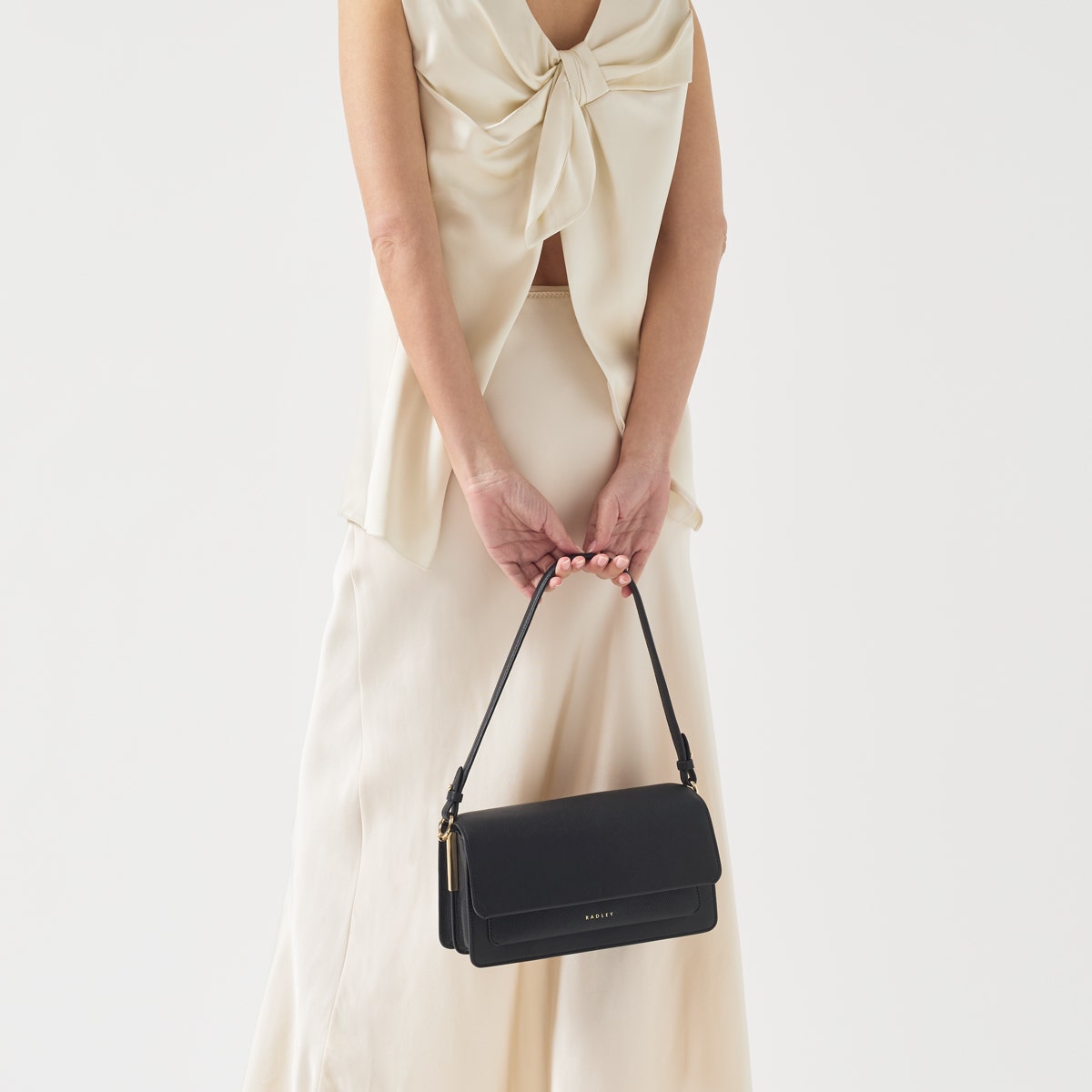 Leather Lane Leather Medium Flapover Shoulder Bag in Black - H1235001