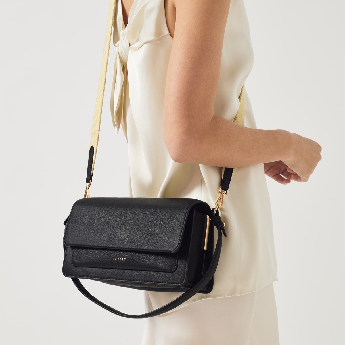 Leather Lane Leather Medium Flapover Shoulder Bag in Black - H1235001