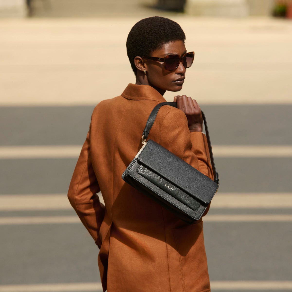 Leather Lane Leather Medium Flapover Shoulder Bag in Black - H1235001