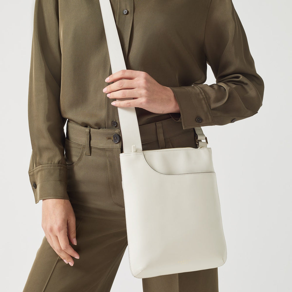 Pockets Leather Medium Ziptop Crossbody Bag in Chalk - H1263109