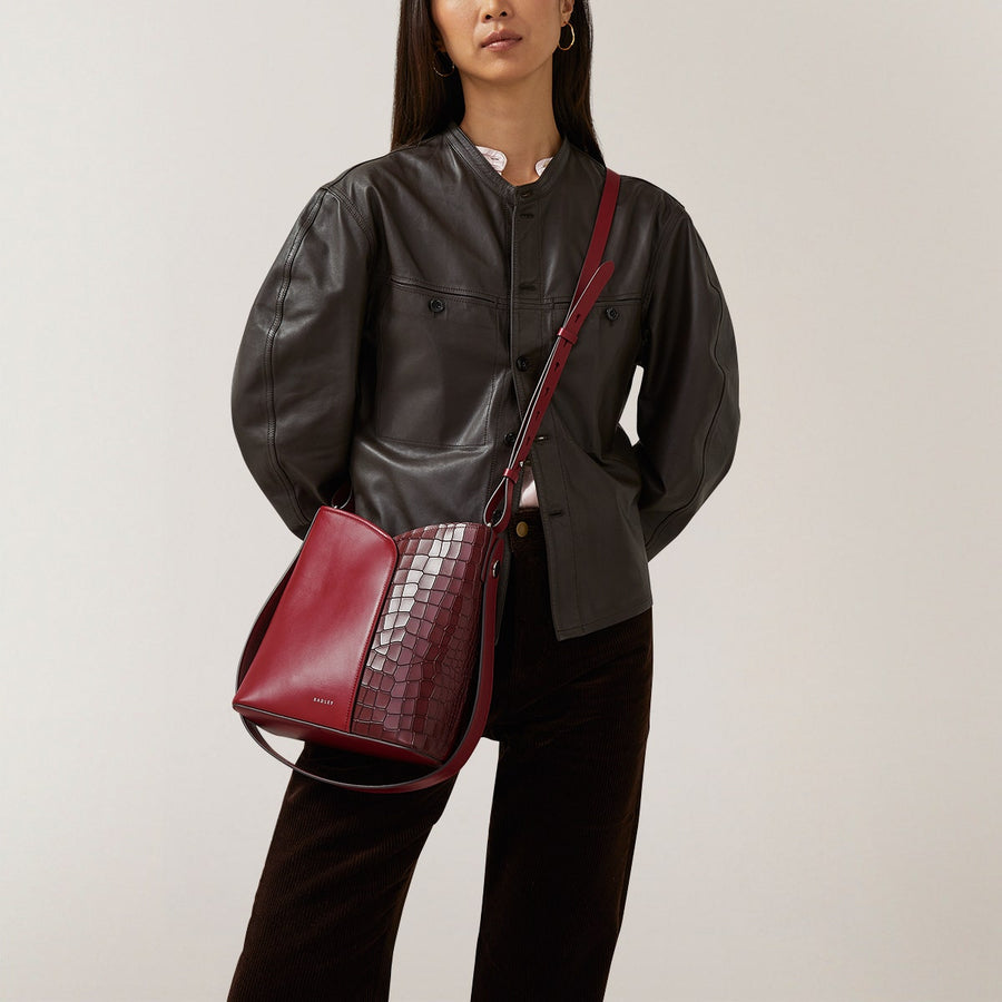 The Cordelia Leather Medium Open Top Shoulder Bag in Cranberry - H2081604