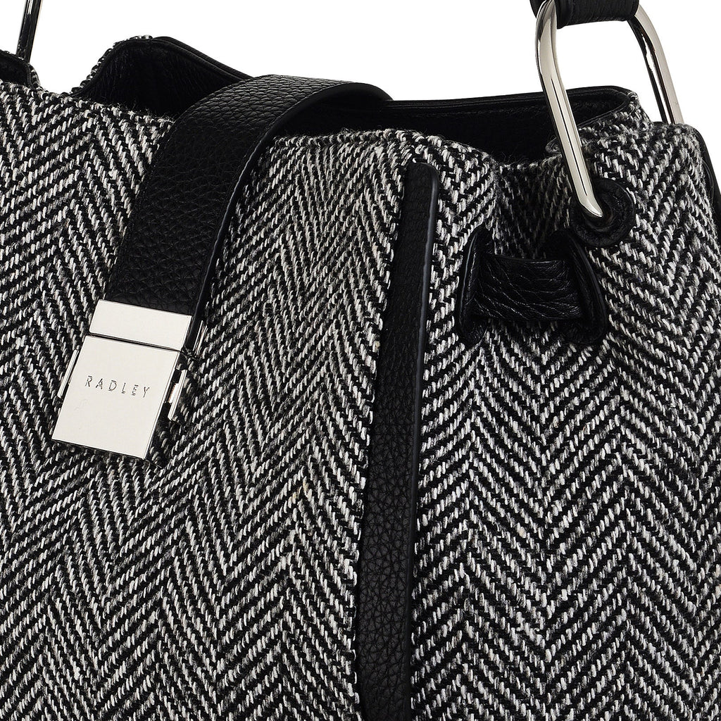 Sloane Street Leather Medium Open Top Shoulder Bag in Black - H2120001