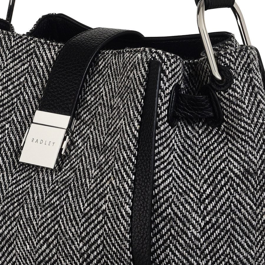Sloane Street Leather Medium Open Top Shoulder Bag in Black - H2120001