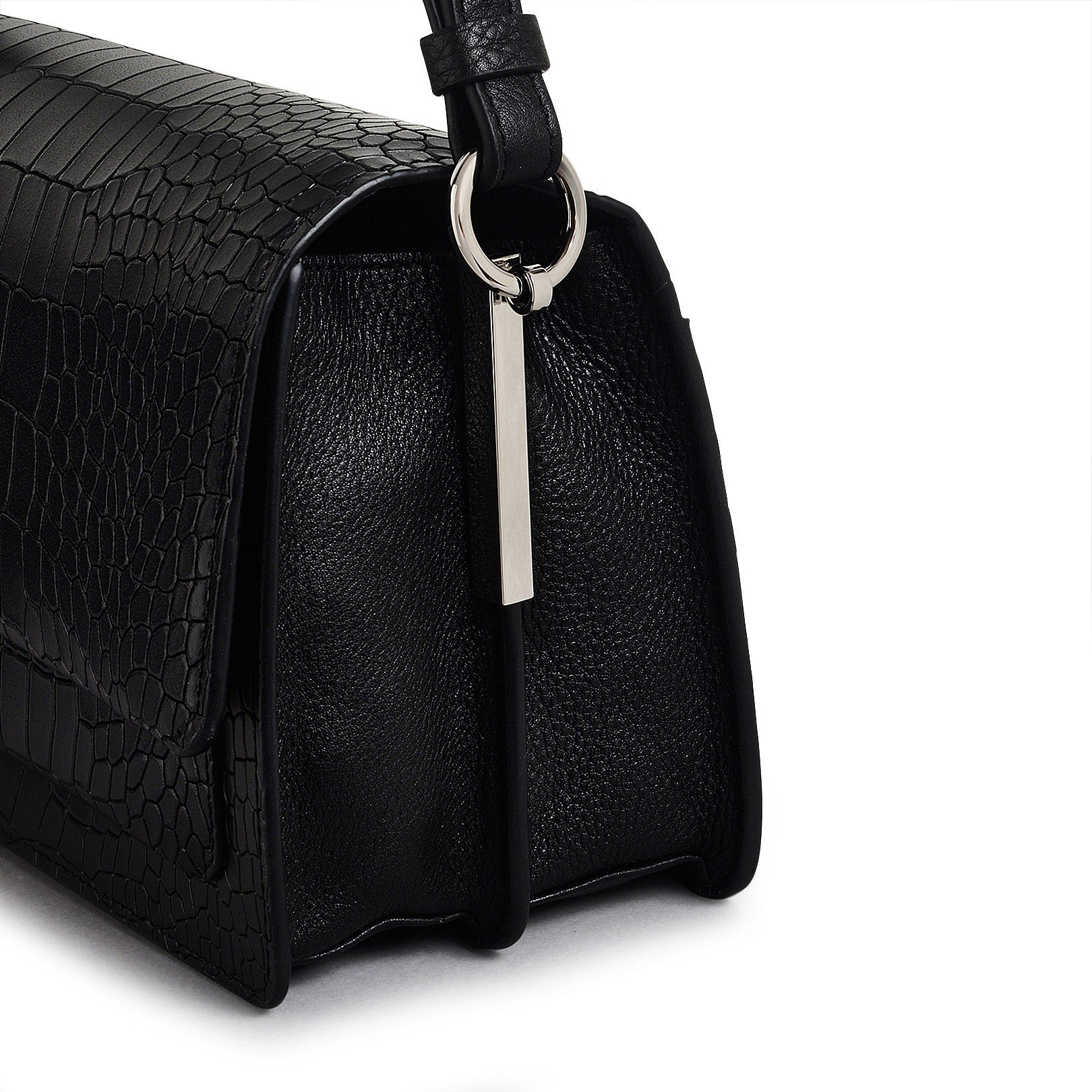 Leather Lane Leather Medium Flapover Shoulder Bag in Black - H2133001