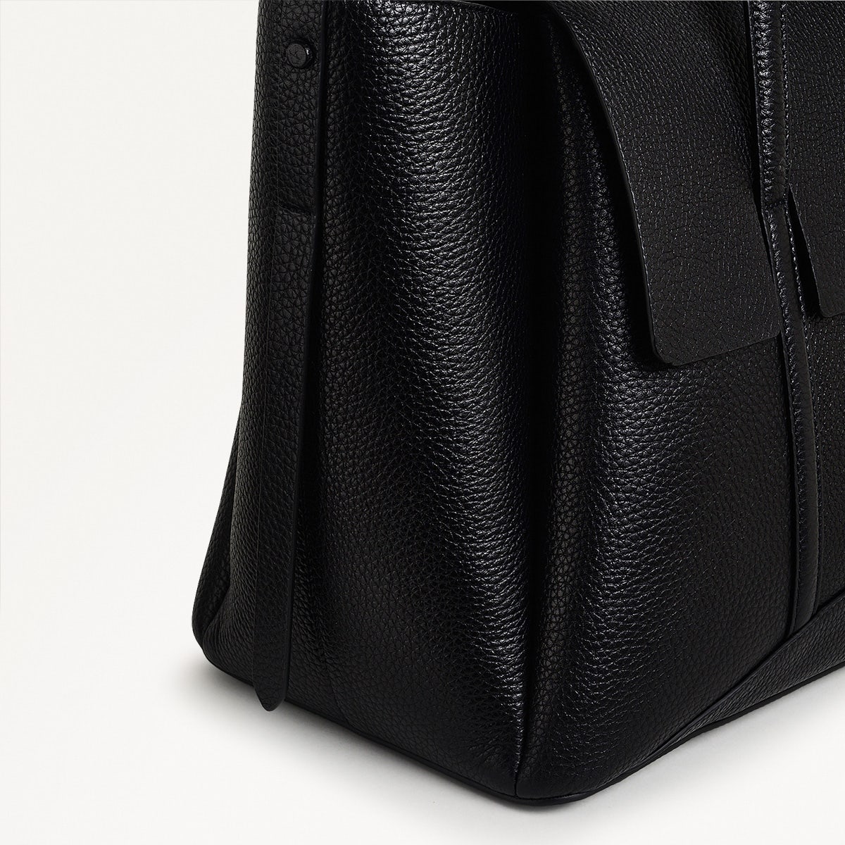 The Chancery Leather Large Flapover Shoulder Bag in Black - H2165001