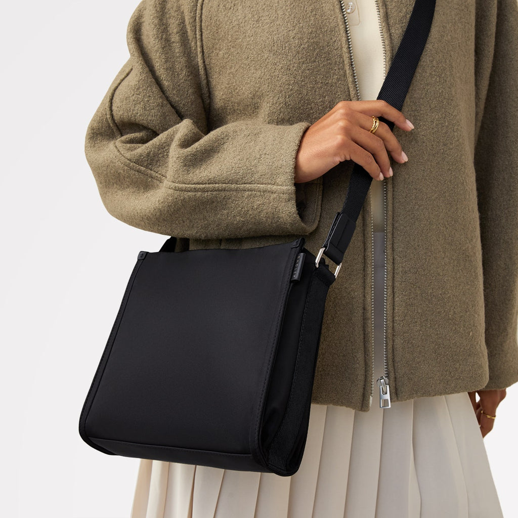 Canford Gardens Leather Medium Ziptop Crossbody Bag in Black - H2286001