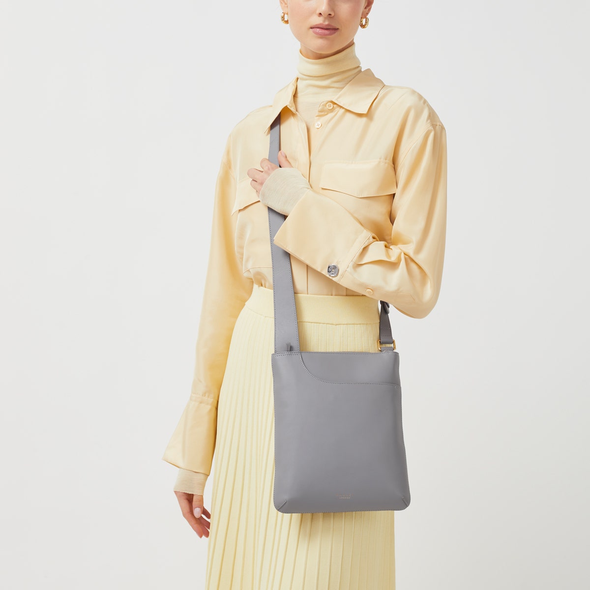 Pockets Leather Medium Ziptop Crossbody Bag in Cloud Burst - H9322093