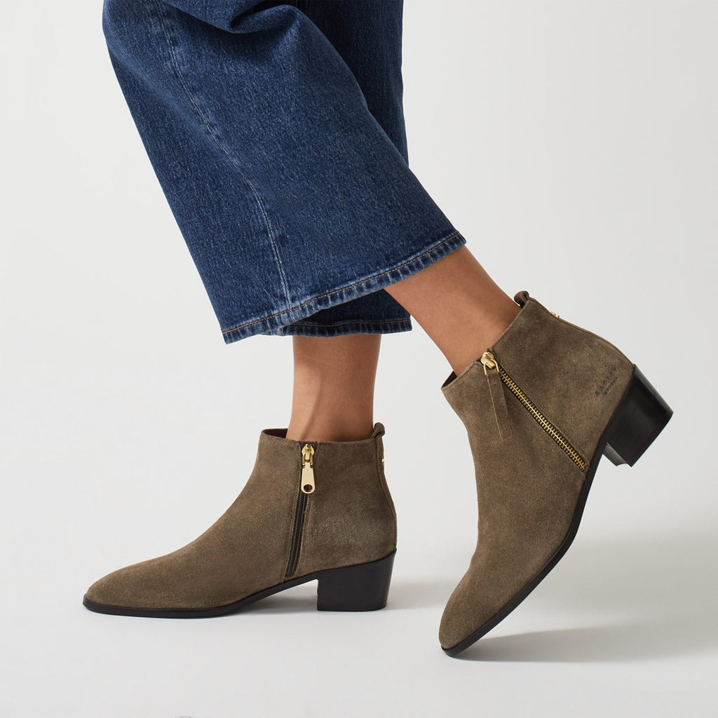 SLOANE GARDEns 2.0 CASUAL OUTSIDE ZIP BOOTIE KHAKI