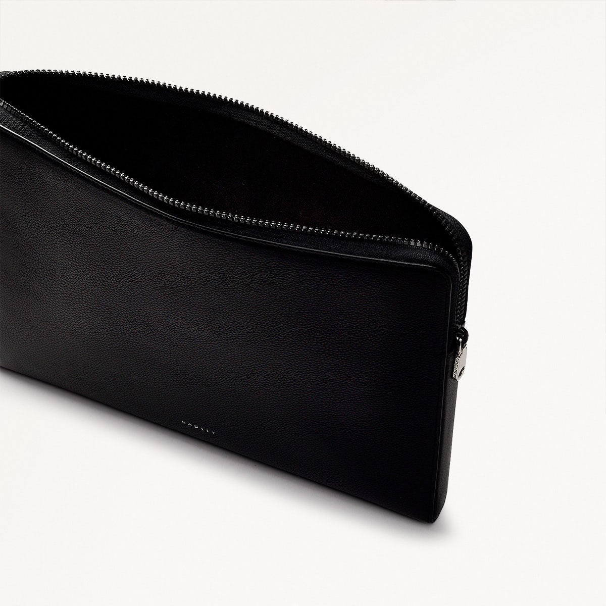 Commute Street Leather Medium Laptop Pouch in Black - S1990001