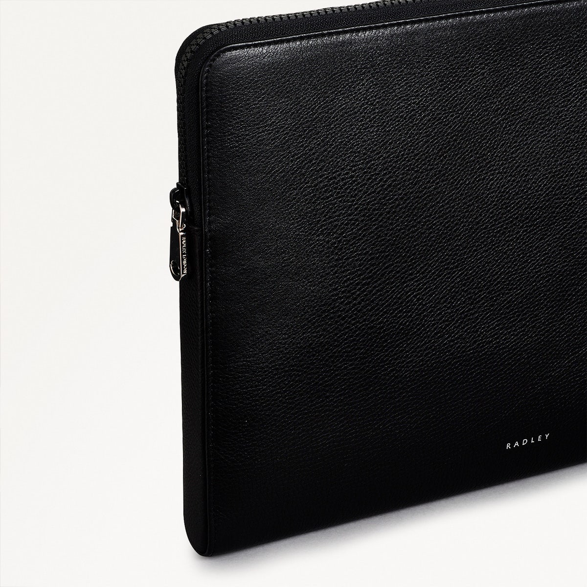 Commute Street Leather Medium Laptop Pouch in Black - S1990001
