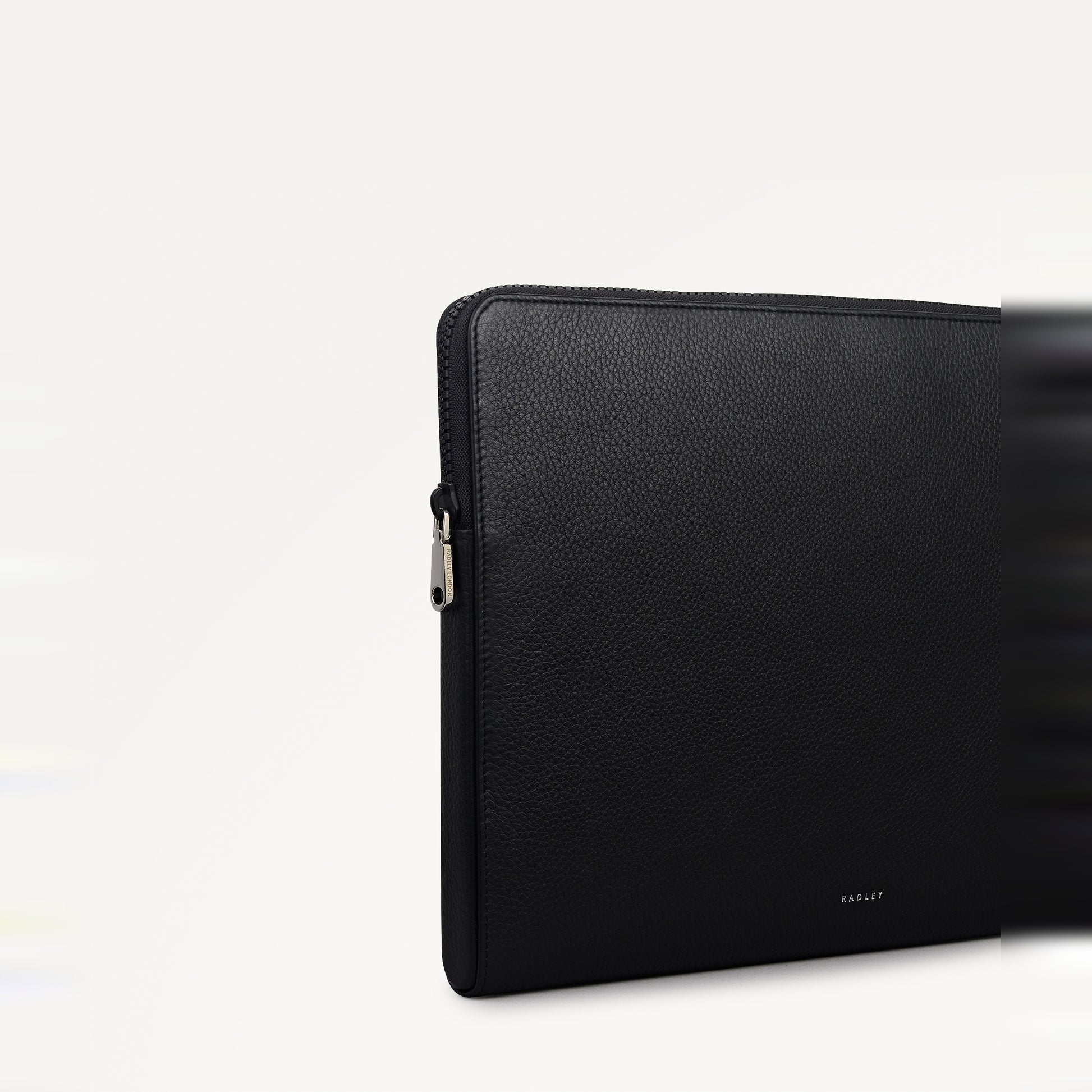 Commute Street Leather Medium Laptop Pouch in Black - S1990001