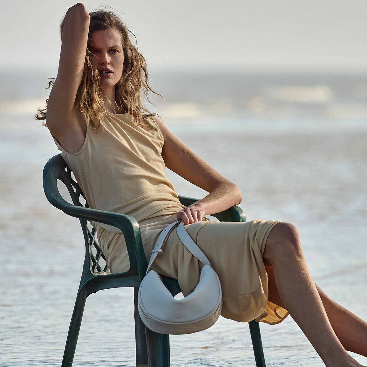 Dukes Place Leather Medium Ziptop Sling Bag in Chalk - 111388